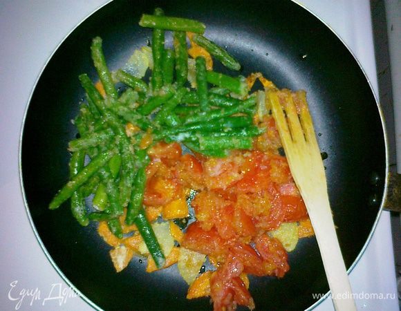 Аналогичному испытанию подвергаем чуть отваренную фасоль: крахмалим-румяним на масле-отправляем в соседнюю сковороду с другими овощами.   
