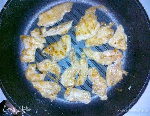 Курицу вынимаем из маринада и тоже обваливаем в крахмале, после чего отправляем на сковороду для обжарки. Вот тут лучше использовать сковороду-гриль. Полосочки на кусочках курочки придают ей особый шарм... * Готовится маринованное филе очень быстро, тем более что куски небольшие. Золотистый оттенок с коричневыми полосочками - сигнал для того, чтобы переложить курицу в сковороду с овощами. Как только курица будет готова - выключаем огонь.   