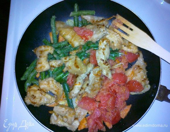 В сковороду с овощами и курицей выливаем остатки маринада и ставим посудину на только что выключенную комфорку. Теперь все прелести маринада должны почувствовать овощи, чтобы потом их смогли оценить и вы. Благодаря крахмалу, изысканная сладость с ароматом кунжута, имбиря, нотками чеснока и апельсина будет буквально обволакивать каждую составляющую вашего восточного букета.   