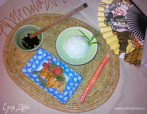 Для создания настоящего "Восточного колорита" выложите курицу с овощами на блюдо и подавайте с порционными чашами с отваренным рисом, украшенным зеленью (тархун мне показался идеальным к этому горячему и в эстетическом, и во вкусовом отношении). Достойным дополнением будет отдельно поданный соус. И, конечно, палочки)) С ними вам точно не удастся быстро выйти из-за стола, но зато удастся разгадать все тонкости "Восточного колорита". Приятного аппетита! 