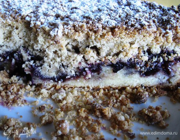 Разрезать пирог очень весело, хрустящая крошка понравится вам  всем, и маленьким, и взрослым:)))