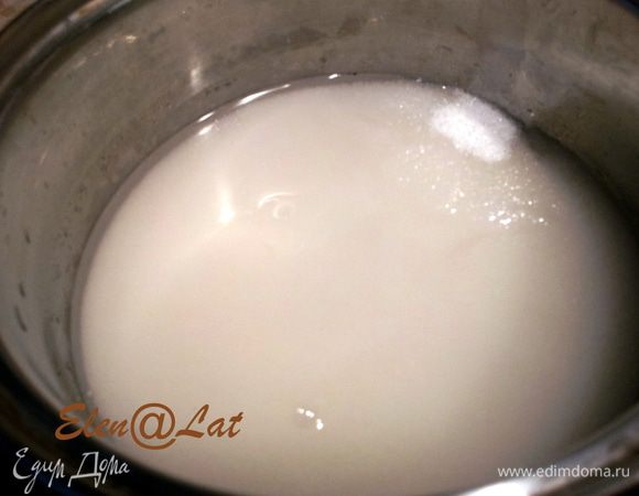 Как только температура сиропа снизится до 50–40°C, надо начать взбивать. На взбивание у меня уходит 15–20 минут.