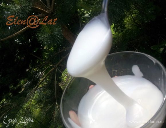 Когда помадка побелеет и загустеет, она готова. После этого надо ее оставить на ночь, а затем убрать в холодильник или использовать по назначению. Я люблю оставлять ее немного тягучей, то есть до конца не взбиваю, так как при оформлении изделий не надо сильно подогревать. Помадка должна быть примерно как мягкая пастила. Она может храниться в холодильнике несколько месяцев в закрытой емкости. Перед употреблением помадку надо немного прогреть, чтобы облегчить нанесение на готовое изделие.