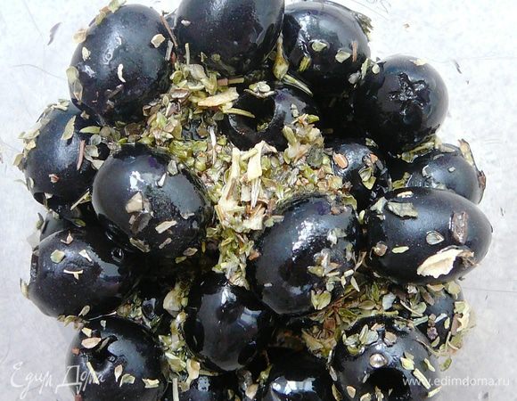 Сделать тапенад- пасту из маслин. 100 г маслин+2 ч.л.прованских трав+10 г оливкового масла первого холодного отжима. Поместить в блендер и прокрутить до получения неоднородной пасты.