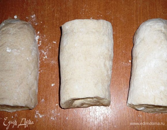 Этого количества теста хватает на 3 батона. Тесто выложить на стол и разрезать на 3 равные части.