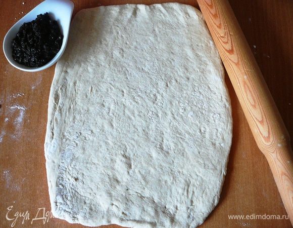 Каждую часть слегка раскатать и придать форму прямоугольника.