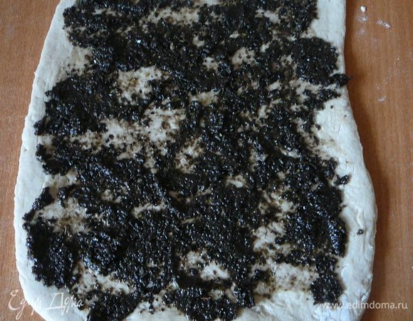 Намазать пастой из маслин...