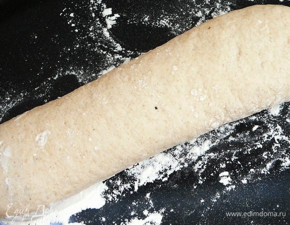 Свернуть рулетом и сформировать батоны. Уложить швом вниз, присыпать мукой и оставить на час на расслойку