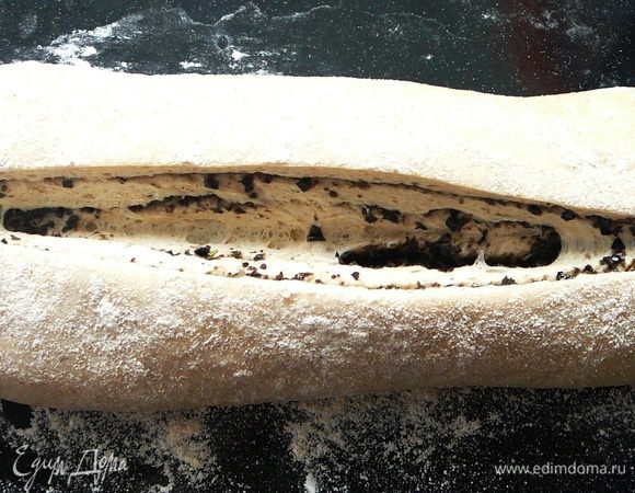 Через час острым ножом сделать глубокий надрез вдоль батона. Духовку предварительно разогреть до 250 градусов. Открыть духовку, обрызгать стенки водой и быстро посадить батоны. Дверцу закрыть и выпекать 18-20 минут. Охладить на решетке...