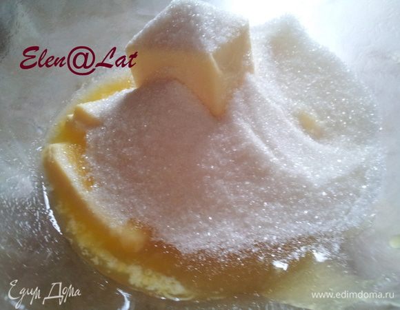 Взбить миксером сливочное масло с сахаром и медом.