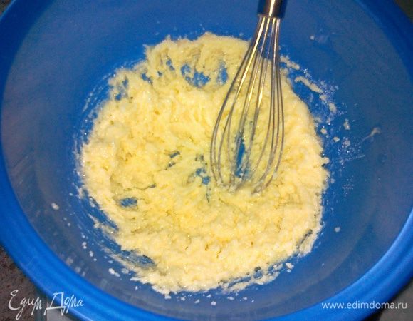 Мягкое сливочное масло растереть с сахаром. Удобнее это делать блендером, но если вы не спешите... 