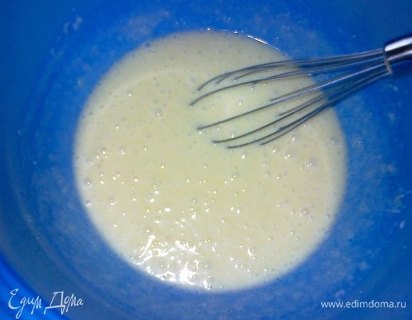 Добавить яйца, взбить (без фанатизма, просто чтобы смешать все ингредиенты).