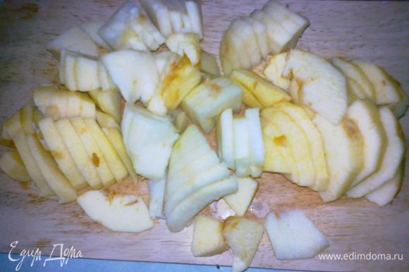 Яблоко очищаем от кожуры, удаляем сердцевину, нарезаем ломтиками.