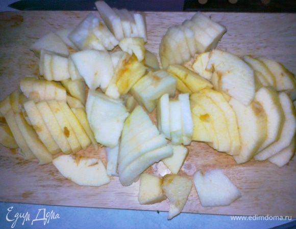 Яблоко очищаем от кожуры, удаляем сердцевину, нарезаем  ломтиками. 