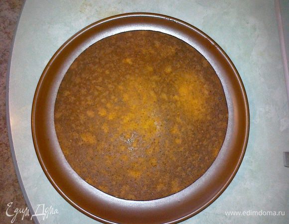 Ставим форму (если силикон - то сначала на металлический противень, для удобства при "транспортировке") в предварительно разогретую духовку. Печь будем сначала при 180 (примерно 40 минут, чтобы пропечься изнутри), потом - на 200 градусах (еще минут 20, пока кекс не приобретет загар). * У меня духовка без конвекции, так что с циркуляцией воздуха должно быть быстрее. 