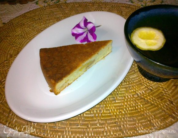 Выкладываем в форму и радуемся жизни! Кекс одинаково вкусен теплым и остывшим, с чаем и с кофе, в компании и наедине с собой. Его можно печь в одной большой форме, а можно в нескольких маленьких формочках. Детям последний вариант особенно по душе. Какой выберете вы, не знаю, зато уверена наверняка - этот кекс станет и вашим "творожно-яблочным восторгом"! Приятного аппетита!  