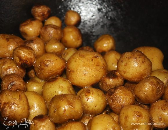 Довести картофель до готовности периодически помешивая его. В это время нужно открыть окна –  казан с картошкой будет дымить, а так же слегка пищать и гудеть – не пугайтесь, это нормально :)