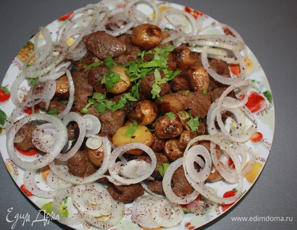 Готовую картошку с мясом выложить на блюдо, украсить луком, промытым в газированной воде с добавлением уксуса. Картофель посыпать кинзой, лучок - сумаком. Приятного аппетита!