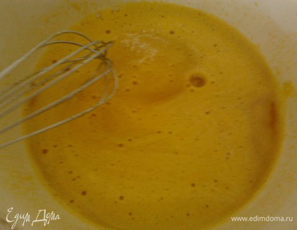 смешиваем яйца с сахаром и не много взбиваем