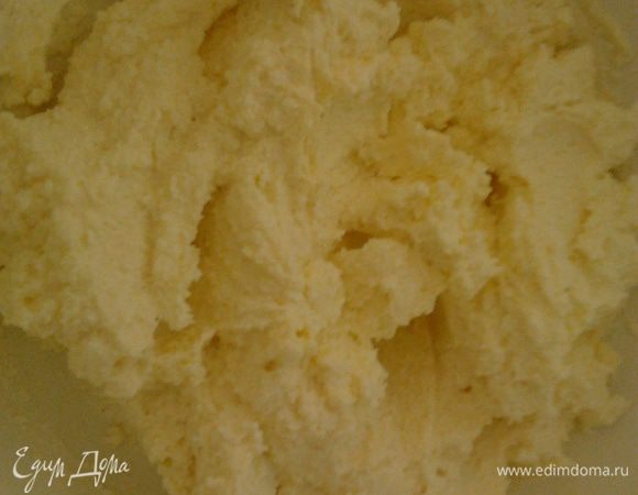 смешиваем муку с разрыхлителем и добавляем к взбитым яйца с сахаром.Теперь делим тесто на две части и в одну ложим какао,а в другую цедру лимона.Перемешать.