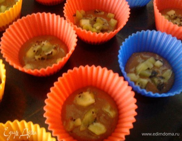 теперь в формочки для маффинов(у меня силиконовые)вылаживаем не много темного теста и сверху кладем киви