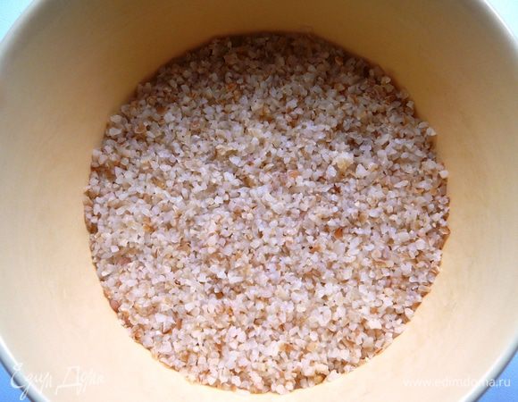 Булгур — это мелкая крупа из пшеницы. Залейте его кипятком, добавьте соль и дайте настояться под крышкой. Лишнюю воду слейте, булгур охладите.