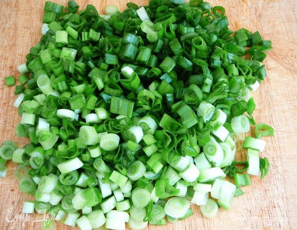 Измельчите зеленый лук.