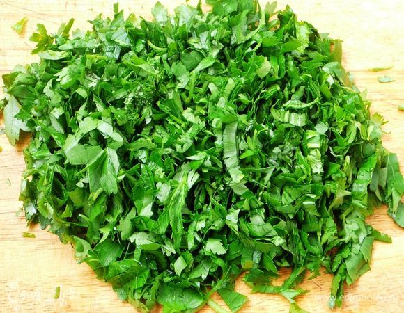 Измельчите кинзу и мяту.