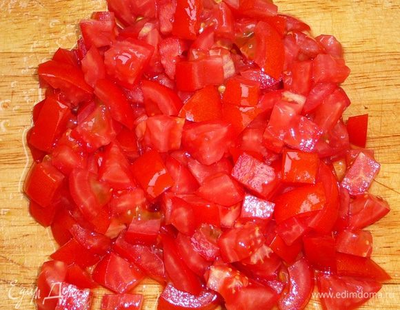 Помидоры нарежьте мелким кубиком.