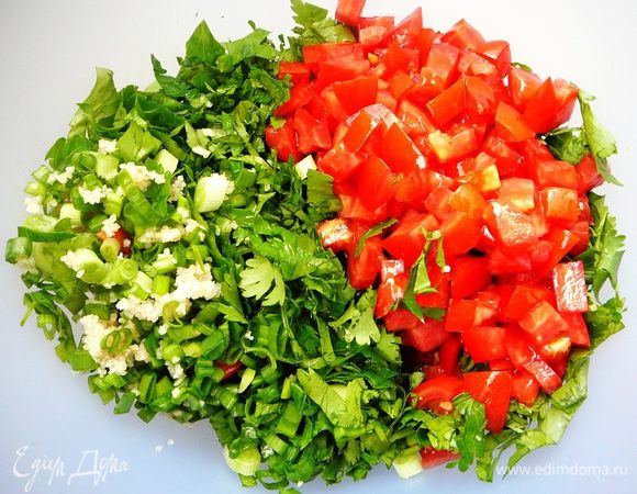 Соедините булгур, зелень и помидоры. Полейте лимонным соком, посолите, поперчите и заправьте оливковым маслом. Перед подачей охладите. В Ливане это едят, зачерпывая листьями салата.