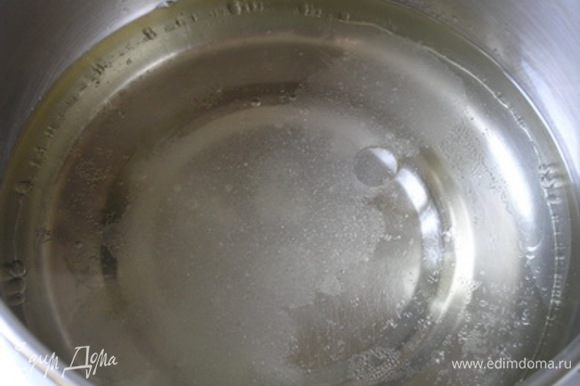 Для теста смешать воду, масло и соль, довести до кипения.