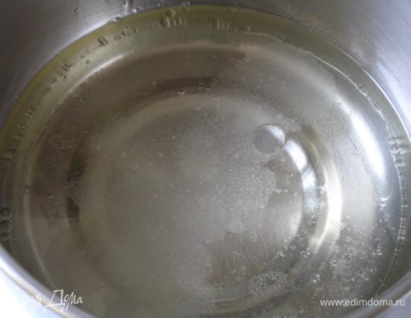 Для теста смешать воду, масло и соль, довести до кипения.