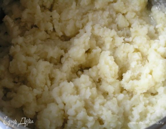 Муку просеять, влить кипяшую воду с маслом и перемешать