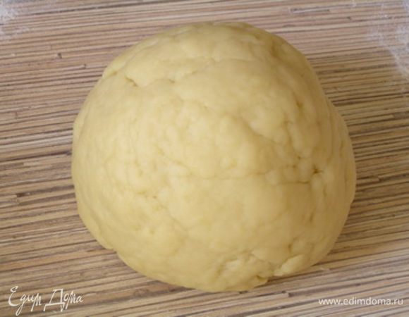 Затем выложить тесто на рабочую поверхность, вымесить. Дать отдохнуть 3-5 минут.