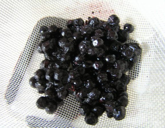 Чернику откинуть на дуршлаг, стекший сок сохранить.