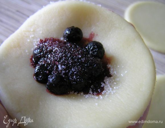 положить чайную ложку черники, присыпать сахаром (можно в сахар добавить крахмал, по желанию),