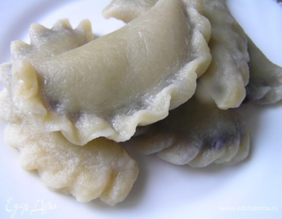 Отварить в подсоленой воде до готовности (когда всплывут).