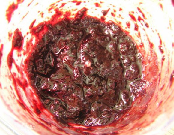 Для соуса чернику и пьяную смородину измельчить в блендере с добавлением стекшего сока черники и сока лимона.