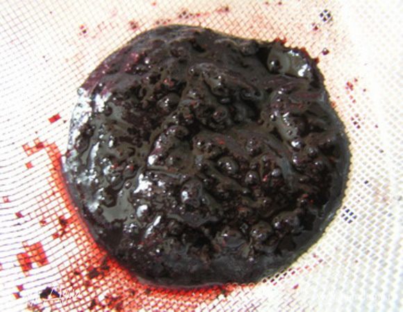 Протереть через сито, по желанию добавить сахар и перемешать.