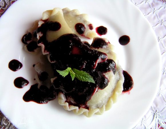 Готовые вареники полить соусом и подавать, украсив листьями мяты. Приятного Вам вечера!