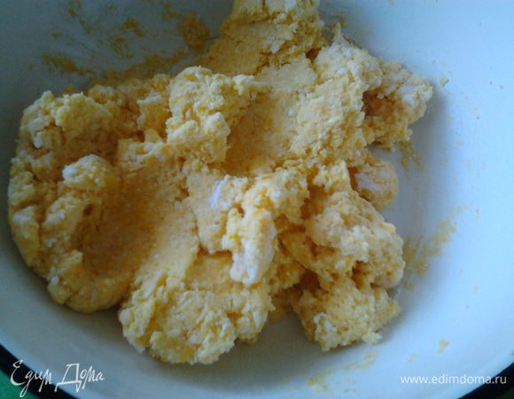 сделаем сначала творож.шарики. Смешиваем творог,сахар,желтки,кокосовую стружку и муку все хорошо перемешиваем.