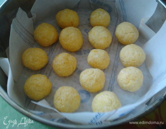 берем разъемную форму (диаметр 20-22 см) стелим пергамент смазываем маслом и выкладываем наши шарики