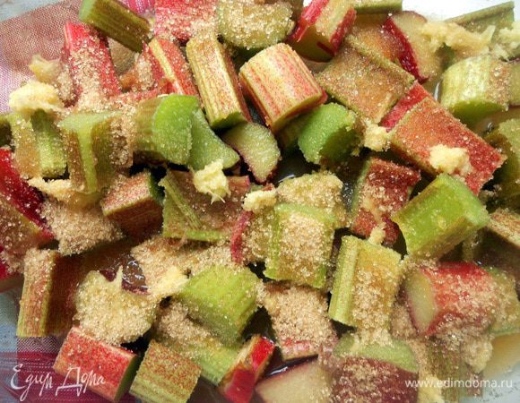 Ревень нарезать, уложить в жаропрочную форму. Полить апельсиновым соком, присыпать тертым имбирем и сахаром. Накрыть форму фольгой, и отправить в духовку (180 С) минут на 15-20, или до мягкости ревеня. 