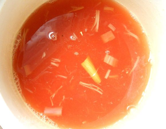 Сок, выделившийся в процессе термической обработки ревеня, слить в миску. При необходимости можно добавить еще немного апельсинового сока/воды (для объема), каких-то ароматизаторов (корицу), я же добавил пару ложек гренадина, для сладости (подойдет любой, лучше красный сироп).Маскарпоне растереть с сахарной пудрой. Отдельно взбить сливки, и аккуратно подмешать к сыру. 