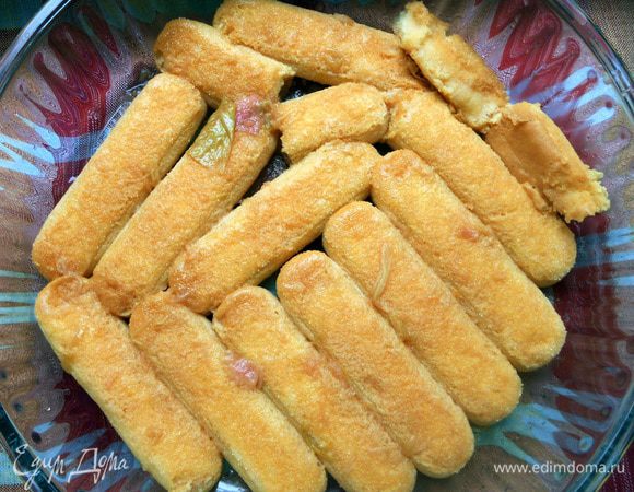 Савоярди на несколько секунд опустить в сок, выложить в форму.  