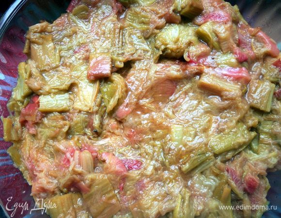 ***Внимание!!! Фотография не самая аппетитная, но что поделать - такой уж он коварный, этот ревень:)*** Поверх распределить ревень (можно немного подавить, либо оставить цельными кусочками. Но мне в процессе подумалось, что можно и взбить в блендере, для воздушности, хотя потеряется вся прелесть контраста текстур - в общем, смотрите на свой вкус).