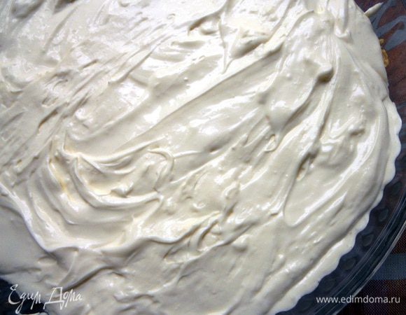 Поверх распределить крем. Затянуть пленкой и убрать в зхолодильник хотя бы на несколько часов. При подаче слегка присыпать какао-порошком (хотя бы скромный намек на классику) и тертым шоколадом! 