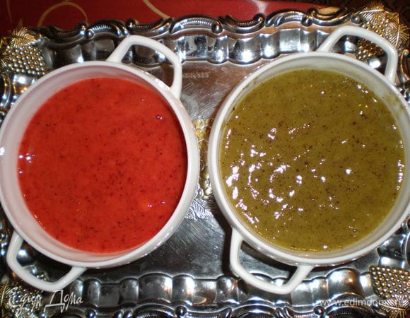 Очищенную клубнику и киви измельчить в блендере до состояния мусса.
Добавить сахар по вкусу.