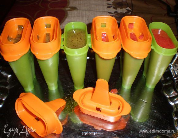 Разлить в формы для мороженого, поставить в морозильник часов на 5, не меньше.