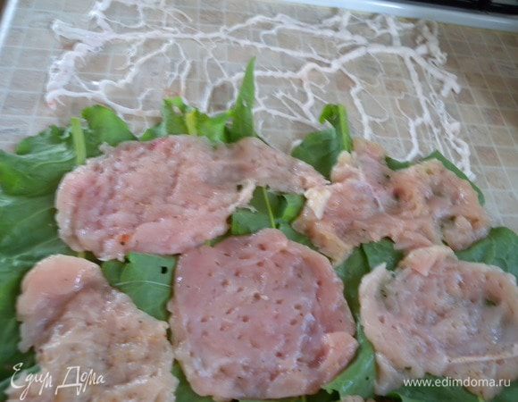 Далее мясо. Я предварительно порезала филе не кусочки как для отбивных. Отбила и замариновала. 